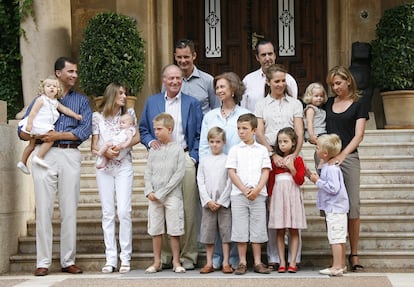 Posado de toda la Familia Real en el Palacio de Marivent en el año 2007.
