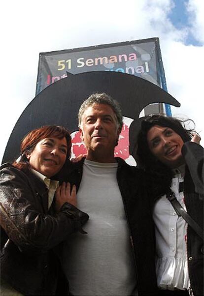 Adolfo Fernndez junto a Blanca Apilnez (izquierda) y Brbara Lennie.