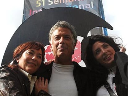 Adolfo Fernández junto a Blanca Apilánez (izquierda) y Bárbara Lennie.
