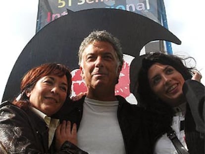 Adolfo Fernández junto a Blanca Apilánez (izquierda) y Bárbara Lennie.