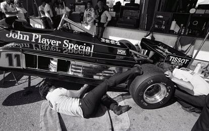 Un mecánico examina el Lotus del italiano Elio de Angelis, que acabaría quinto tras empezar el décimo. Considerado como uno de los mejores pilotos, había corrido ya 33 carreras sin ninguna victoria. Los Lotus, que habían nacido en los años cincuenta y vivido una edad de oro en los 60 y 70, tenían preparado para 1981 el Lotus 88 un ingenioso sistema de doble chasis como respuesta a las nuevas regulaciones técnicas de la FIA, pero ante las quejas de los otros constructores fue prohibido por la federación. El coche con el que tuvieron que correr resultó poco fiable y provocó numerosos abandonos.