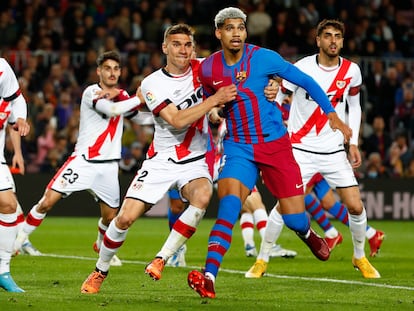 Araujo, en el partido del Barcelona ante el Rayo en el Camp Nou.