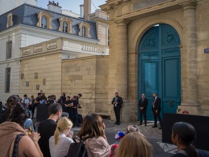 Tres miembros de seguridad controlan el acceso al palacete de París supuestamente propiedad de Ali Bongo, donde esta semana Victoria Beckham presentó una colección de moda. 