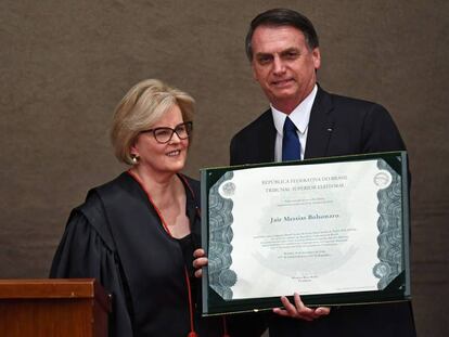 Jair Bolsonaro e a presidenta do TSE, Rosa Weber, durante cerimônia de diplomação do presidente eleito.