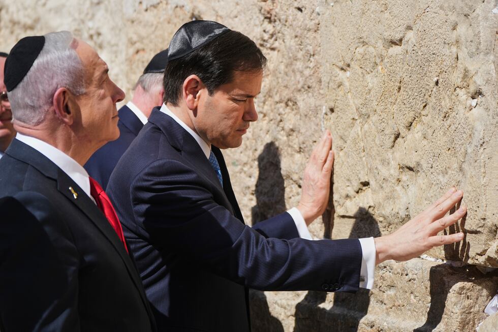 El primer ministro de Israel, Benjamín Netanyahu, junto con el secretartio de Estado de EE UU, Marco Rubio, este domingo ante el Muro de las Lamentaciones, en Jerusalén.