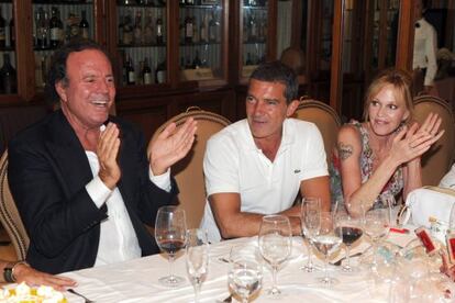 Julio Iglesias con Antonio Banderas y Melanie Griffith, amantes de la noche marbellí, durante una fiesta en la localidad malagueña.