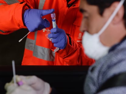 Un sanitario realiza una prueba para el coronavirus a un paciente sin necesidad de bajarse del coche en Valladolid.