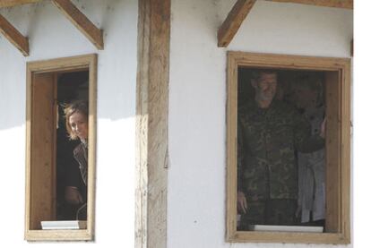 Carme Chacón, ministra de Defensa, y Julio Rodríguez, jefe del Estado Mayor de la Defensa, observan el puente reconstruido de Mostar.