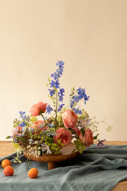 Una de las composiciones hechas por los alumnos de la escuela con rosas, Clematis y Delphinium.