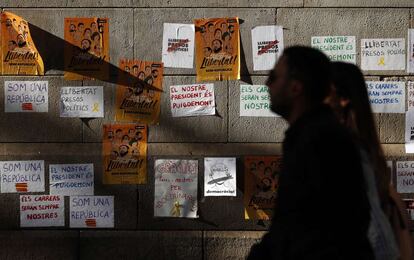 Pared con carteles en la Plaza de Cataluña de Barcelona.