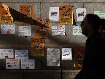 Pared con carteles en la Plaza de Cataluña de Barcelona.