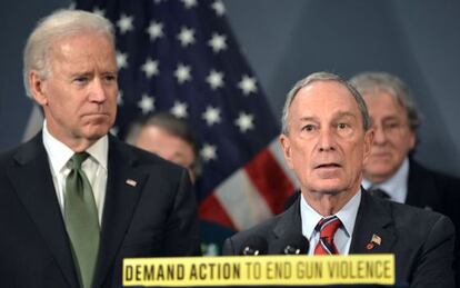 Michael Bloomberg (Dcha.) comparece junto al vicepresidente estadounidense, Joe Biden.