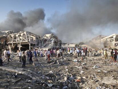 Ciudadanos de Mogadisco recuperan cadáveres tras el estallido de un camión bomba.