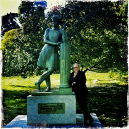 Luis Eduardo Aute en el parque de la Fuente del Berro.