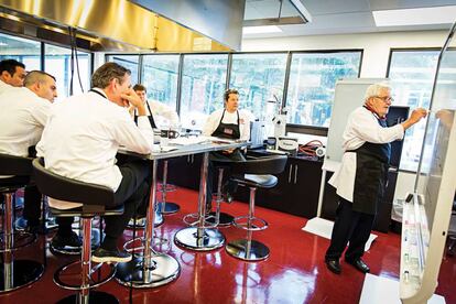 Bruno Goussault (derecha) imparte un curso a su equipo de chefs en la sede de Cuisine Solutions en Sterling, Virginia.