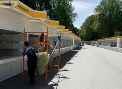 Preparativos de las casetas de la Feria del Libro.