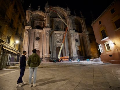 Operarios revisan, en la noche del viernes, la fachada de la catedral de Granada tras desprenderse algunos fragmentos.