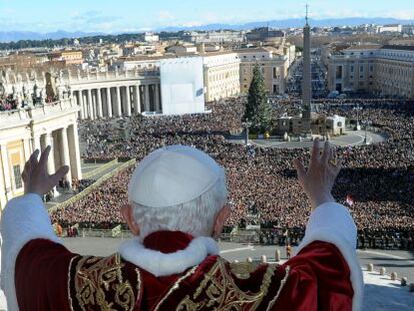 El Papa saluda a los congregados en la Plaza de San Pedro.