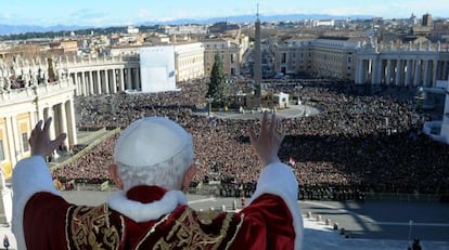 El Papa saluda a los congregados en la Plaza de San Pedro.