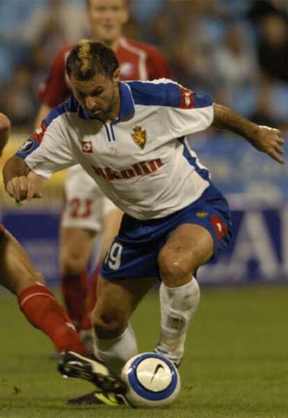 Javi Moreno circula el balón en un partido con el Zaragoza.