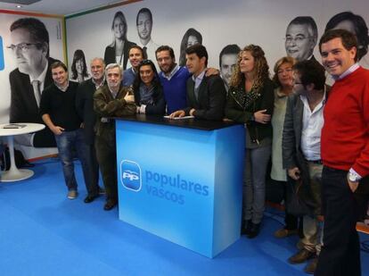 Candidatos y dirigentes del PP, en la inauguración de su oficina en San Sebastián. 