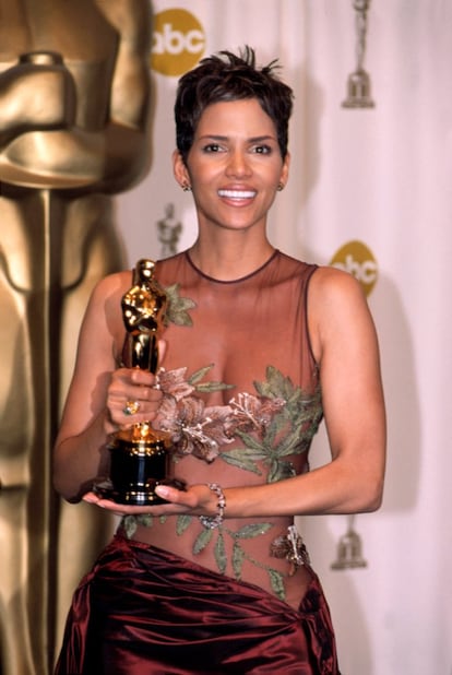 El diseñador Eli Saab también fue uno de los triunfadores de la noche de los Oscar de 2002: la actriz Halle Berry lució uno de sus vestidos para recoger su estatuilla como mejor actriz.