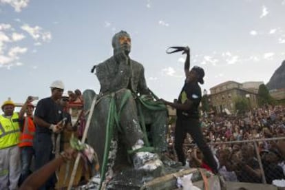 Estudiantes de Ciudad del Cabo (Sudáfrica), arreglando cuentas con el monumento a Cecil John Rhodes, de profesión esclavista.