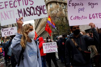 Manifestantes por las calles de Barcelona.