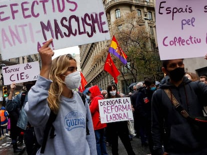 Manifestantes por las calles de Barcelona.