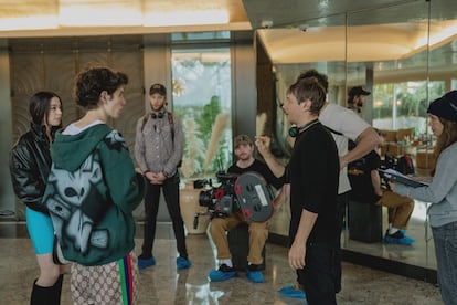 Sean Baker, dando instrucciones a los actores durante el rodaje de 'Anora'.