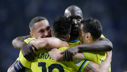Los jugadores del Inter celebran el pase a cuartos de final en Oporto.