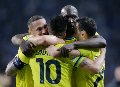 Los jugadores del Inter celebran el pase a cuartos de final en Oporto.