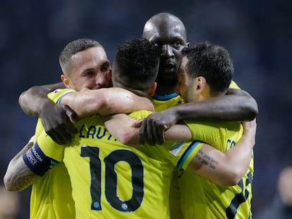 Los jugadores del Inter celebran el pase a cuartos de final en Oporto.