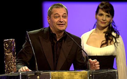 Jean Pierre Jeunet recogió el premio al mejor director de manos de la actriz Juliette Binoche.