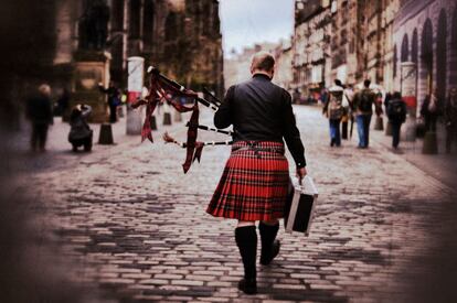 El fotógrafo Jeff J. Mitchell utiliza filtros digitales para retratar las calles de la ciudad escocesa de Edimburgo, que el 18 de septiembre votará, como el resto del país, por su independencia. En la imagen, un gaitero camina por Royal Mile.