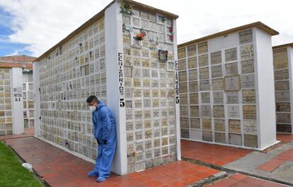 Un empleado de un cementerio descansa durante el entierro de una víctima de la covid-19, en Bogotá (Colombia). La pandemia ha dejado ya 456.689 casos confirmados de coronavirus en el país y alrededor de 14.810 fallecidos.