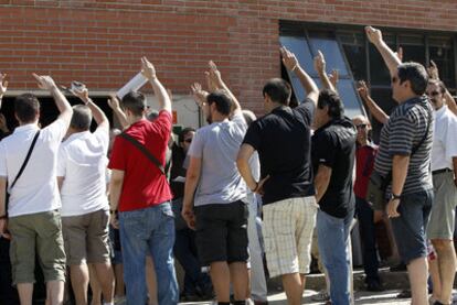 Los trabajadores votan a mano alzada el final de los paros en el Metro en las cocheras de Plaza Castilla