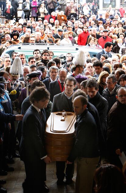 El féretro con los restos del escritor Miguel Delibes llegan al ayuntamiento de Valladolid.