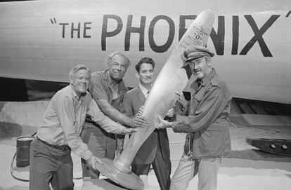 Dan Duryea, George Kennedy, Alex Montoya y James Stewart, durante la presentación de la película 'El vuelo del Fénix' en 1965.