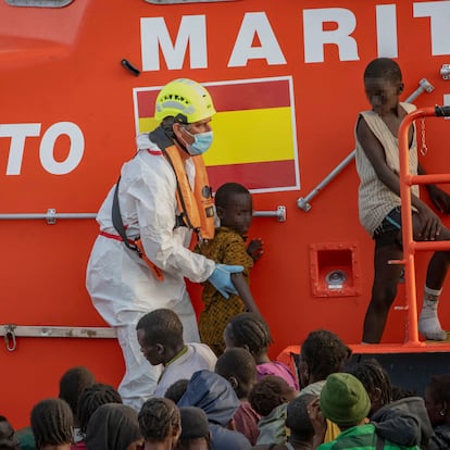 (Foto de ARCHIVO)
Salvamento Marítimo rescata a varios menores cerca del Puerto de la Restinga, a 28 de noviembre de 2024, en El Hierro, Santa Cruz de Tenerife, Tenerife, Canarias (España). Un cayuco con 136 personas a bordo ha sido localizado a 10 millas de la Isla de El Hierro. Salvamento Marítimo ha salido a su rescate y lo ha traído hasta el puerto de La Restinga donde han desembarcado 40 mujeres y 17 menores. Muchos de estos niños de muy corta edad incluyendo un recién nacido han viajado en un bote en muy malas condiciones y han llegado muy fatigados al puerto. La embarcación de madera viene de Senegal.
Antonio Sempere / Europa Press
28 NOVIEMBRE 2024;CAYUCO;MIGRANTES;INMIGRACIÓN;INMIGRANTES;PATERA;SALVAMENTO;;PIXELADA
28/11/2024