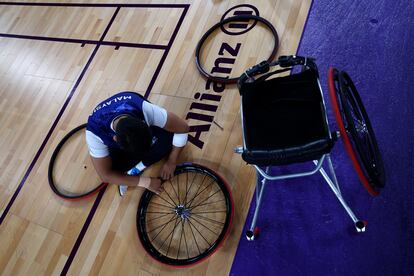 Noor Azwan Noorlan de Malasia prepara su silla de ruedas durante el entrenamiento de bádminton previo a los Juegos Paralímpicos de París 2024 el pasado domingo en el estadio Porte de La Chapelle.