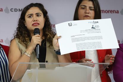 Caty Monreal muestra la resolucin de la FEPADE ante sus denuncias de violencia poltica de gnero de parte de Alessandra Rojo, el 10 de septiembre de 2024. 