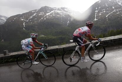 Alberto Contador, por delante del colombiano José Rujano en la última subida antes de la meta en Grossglöckner.