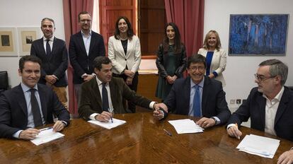 El líder del PP-A, Juan Manuel Moreno Bonilla y el de Ciudadanos en Andalucía, Juan Marín, durante la firma del pacto de gobierno este miércoles en el Parlamento andaluz.
 