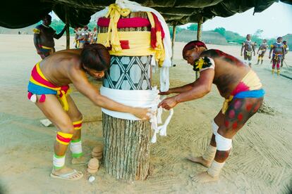 En el Kuarup, el tronco se pinta, se decora y, al final del ritual, se tira al río para que siga su flujo.