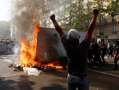 Un manifestante celebra el incendio de un contenedor durante el decimocuarto día de protestas nacionales, el 6 de junio de 2023, en París.