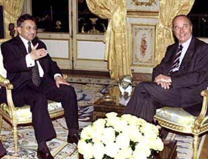 Musharraf, presidente de Pakistán (a la izquierda), junto a su homólogo francés, Chirac, en el palacio del Elíseo.