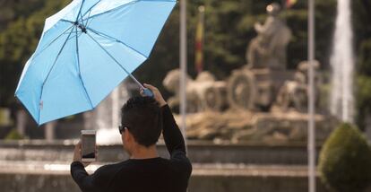 Una mujer se hace un 'selfie' en Madrid.