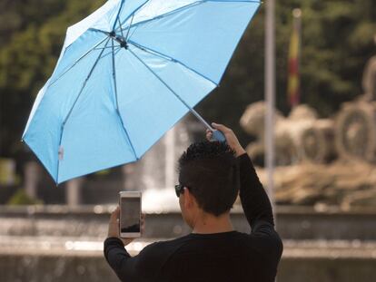 Una mujer se hace un 'selfie' en Madrid.