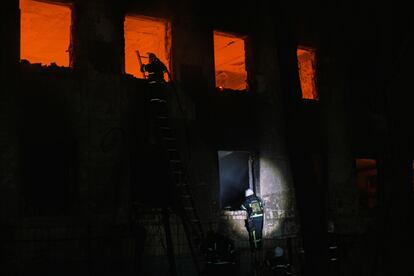 Los bomberos ucranios trabajaban el sábado para sofocar un incendio tras un bombardeo ruso en la ciudad de Mikolaiv (Ucrania).